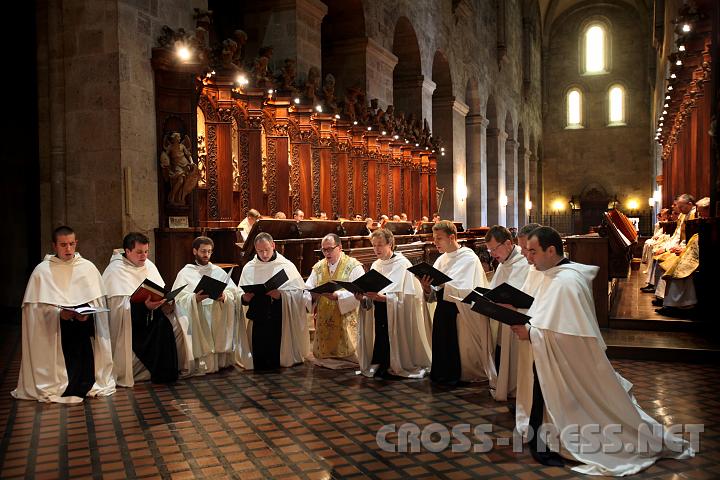 2009.04.09_18.23.12.jpg - "Christus factus est pro nobis ...".  Stifts-Schola singt kniend "Christus ist fr uns gehorsam geworden bis zum Tod, ja bis zum Tod am Kreuz ...".