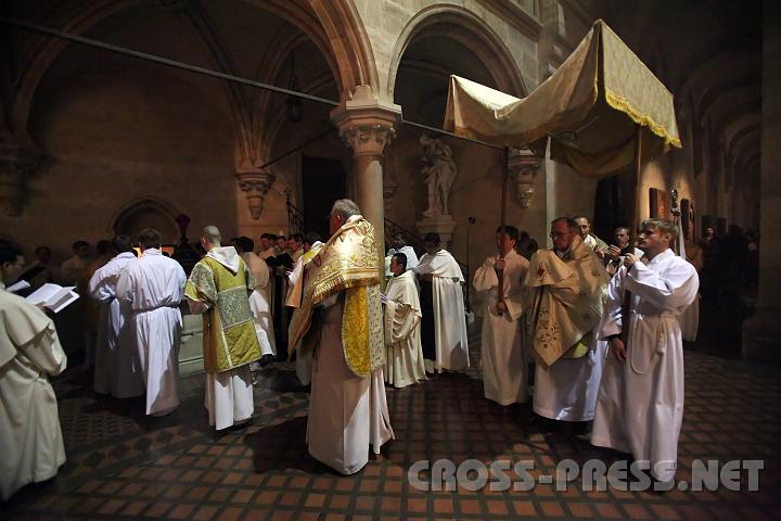 2009.04.09_19.36.35.jpg - Das eucharistische Sakrament wird in die Seitenkapelle getragen.