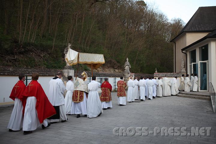 2009.04.10_19.13.36.jpg - Altarsakrament wird in die Kreuzkirche bertragen.