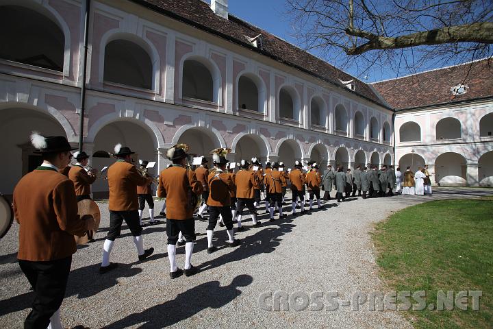 2009.04.12_10.23.21.jpg - Die Prozession begleitet von Musikkapelle ging durch Stiftshof.