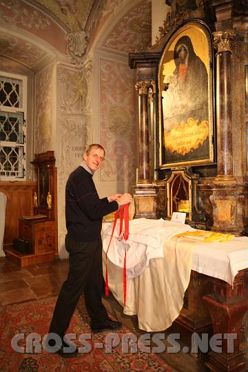 2010.11.15_17.54.14.jpg - Mesner des Stiftes und der Pfarre Heiligenkreuz und Hobby-Fotograf Hans Hohlagschwandtner richtet das Messgewand fr den Kardinal.