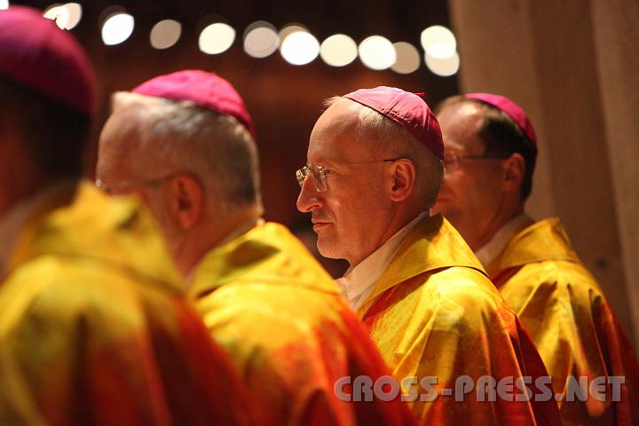 2010.11.15_19.09.21.jpg - Viele kleine Heiligenscheine ber Bischof Scharl und den anderen.  ;)