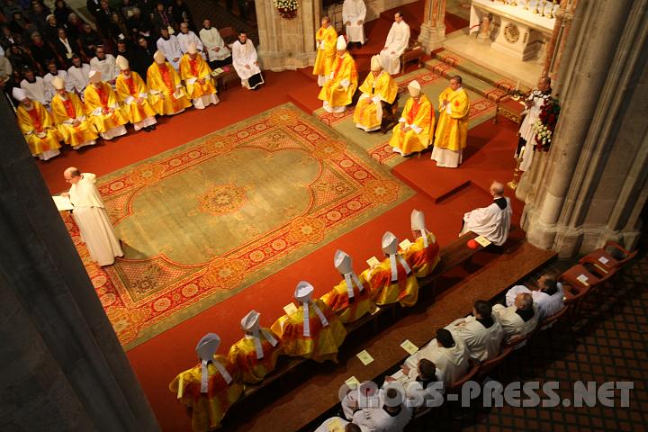 2010.11.15_19.23.31.jpg - Am Abend fand die hl.Pontifikalmesse mit allen -Bischfen in der Stiftskirche statt.