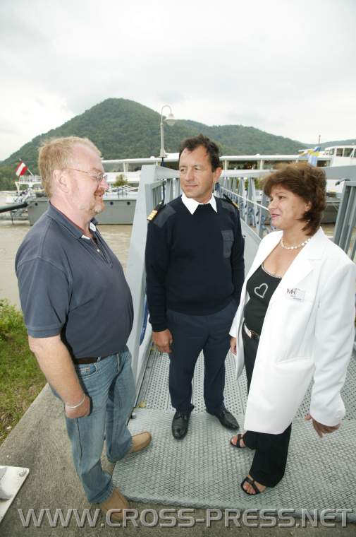 05.08.24_002 Organisatorin Maria Hetzer mit Schiffsbesatzung.