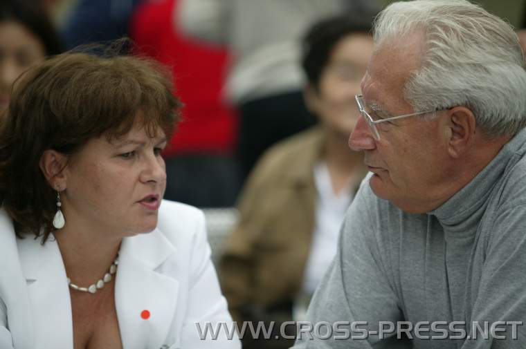 05.08.24_143 Maria Hetzer im Gesprch mit Dr. Kurt Hrbe, dem ehem. Leiter und Grnder der Aktion 'Hilfe fr Kinder aus Belarus'.