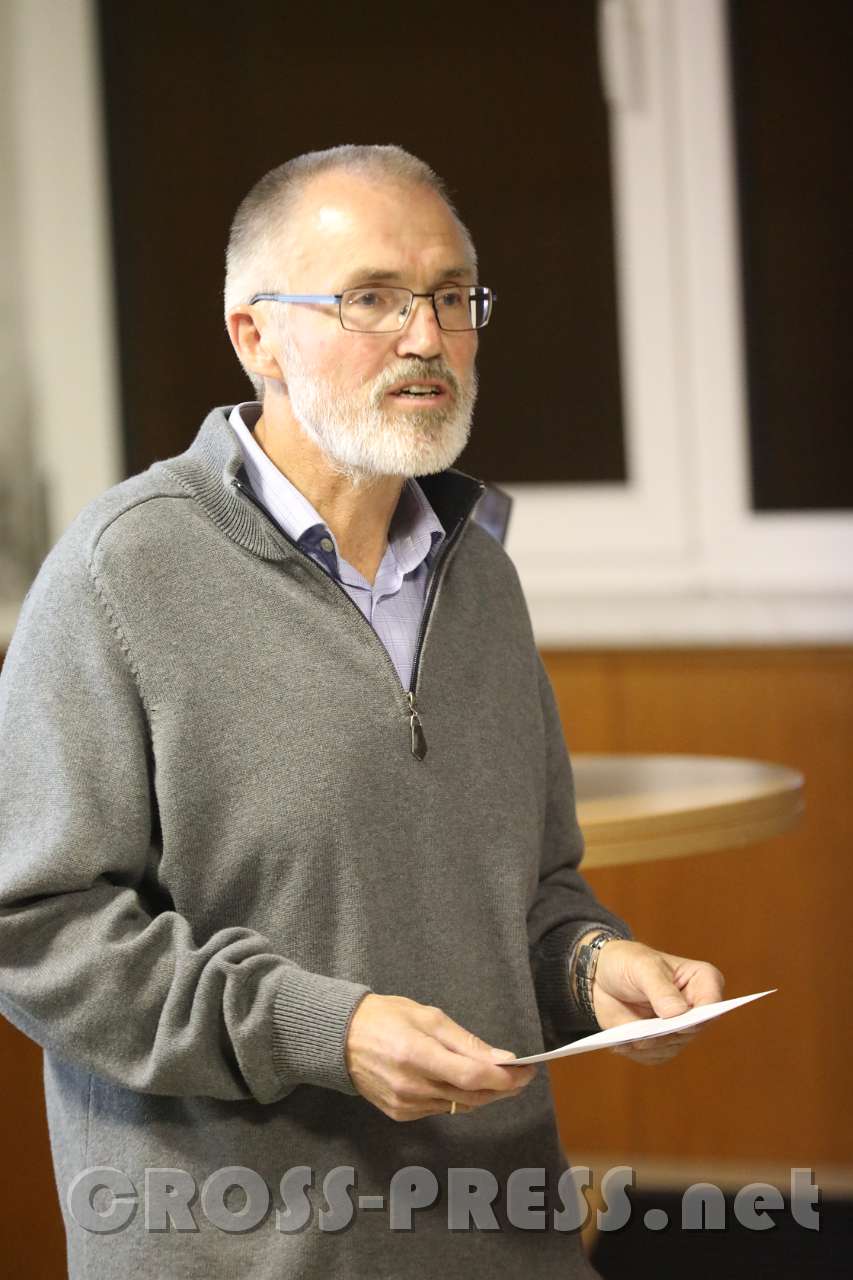 2017.10.17_19.11.19.jpg - Eduard Beer, PGR und Organisator des Vortrags.