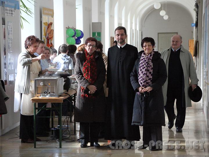 2009.03.08_11.04.33.jpg - Nach der "Fasten-Messe", die Kaplan P. Clemens Stiedl zelebrierte, wrde im Kreuzgang des Stiftes Fastensuppe verteilt.  Rosemarie Schiefermeier (links) und Leopoldine Stiebellehner (rechts) Leiterin von "kfb" - Seitenstetten.