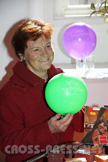 2009.03.08_11.51.20.jpg - Eva Palmsteiner und den Frauen der Pfarre Seitenstetten ist EZA "Fair-Trade" ein groes Anliegen.