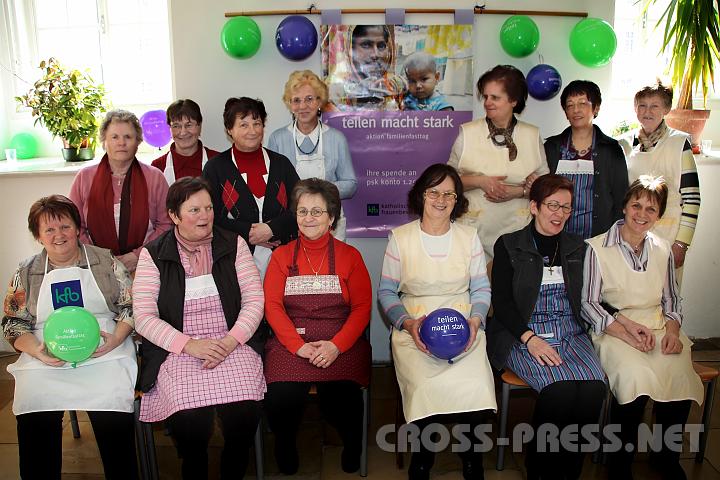 2009.03.08_12.10.03_01.jpg - Die Seitenstettner "kfb"-Runde, v.l.n.r., vorne: Agnes Heigl, Maria Windhager, Karoline Kaiserlehner, Erna Edelmaier, Leopoldine Stiebellehner, Elfriede Edermaier; hinten: Elisabeth Krieger, Rosa Korntheuer, Christine Schlgelhofer, Anneliese Schwarenthorer, Maria Schreib, Rosemarie Schiefermeier, Aloisia Beneder.