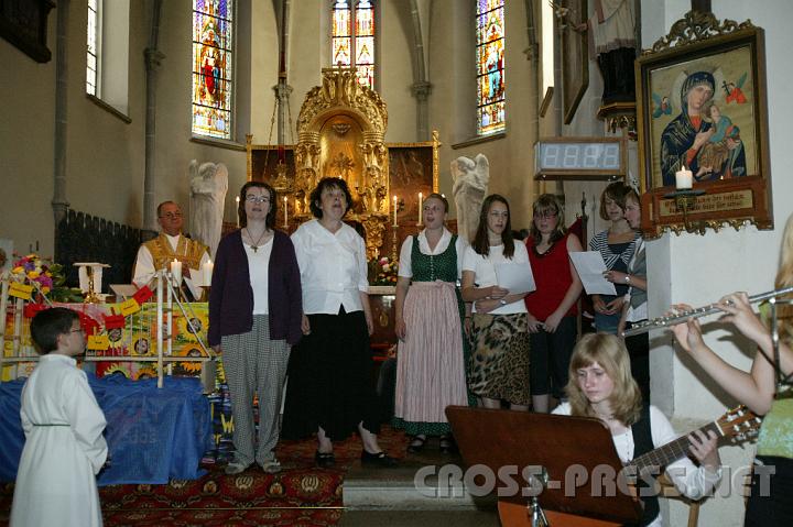 2008.06.01_09.59.28.JPG - LeHi und 4b singen gemeinsam "Ein bichen Frieden, ein bichen Freude, ...".   Helga Birkner und Susanne Perndl (v.l.n.r.) sind "LeHis" schnste Stimmen.
