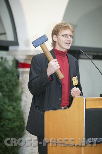 2008.10.24_13.52.18.JPG - Mag. Georg Pleger von der "Tiroler Stunde" brachte den Haller Mnzstock nach St.Peter.