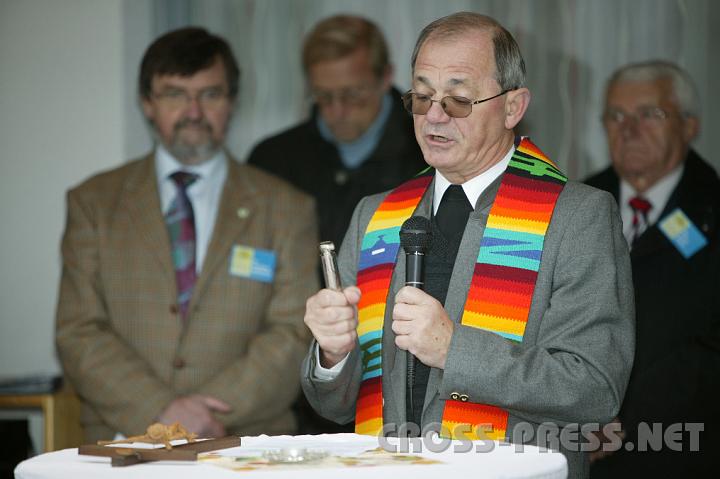 2008.11.14_14.42.04.JPG - Pfarrer Anton Schuh stellte das Haus und die Bewohner unter den Schutz Gottes und weihte ein Holzkreuz, das seinen Platz ber dem XXL-Familientisch fand und "die eigentliche Mitte des Zusammenlebens sein mge".