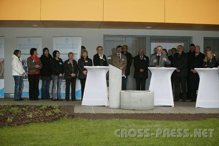 2008.11.14_14.40.08.JPG - Pfarrer Anton Schuh hielt eine berhrende Ansprache und segnete Bewohner, Kreuz und Haus.