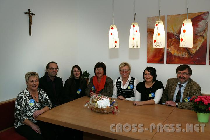 2008.11.14_16.07.31.JPG - Das Team von "Rettet das Kind" im neuen Wohn- und Essraum. V.l.n.r.: Margit Kammerhofer, MMag. Gerald Pfisterer, Mag. Saskia Reitter, Anna Maria Mhlmann, Anneliese Neudorfer, Elfriede Hirtenlehner, Dr. Wolfgang Apfelthaler.