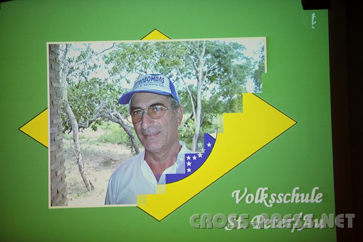 2009.06.19_19.14.20.jpg - Einige Video-Prsentationen zum Thema Kinderarmut in Entwicklungslndern von Schlern und Lehrern gab es im vollbesetzten Festsaal des Schlosses, hier P.Laaber vor Missionshaus.