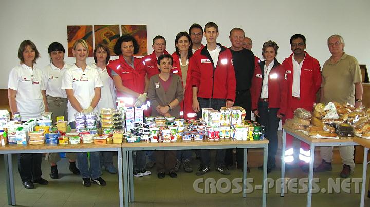 2010.05.29_18.37.29.jpg - Die erste "Tafel" von "Team sterreich" im Mostviertel wurde im Pfarrsaal St.Peter gedeckt.  Zur Austeilung kamen: OSR Gerhard Wieser,  Bgm. von St.Peter (1.v. r.); Katharina Latschenberger, RK BezSt.Leiterin (3.v.r.n.l.); Hans-Heinz Lenze, RK-Viertelsvertreter und Altbezirkshauptmann (4.v.r.n.l.); Patrick Rudelstorfer, Aktionsleiter fr das Mostviertel (5.v.r.n.l.) mit ehrenamtlichen Rotkreuz Mitarbeitern und Gastgeberin Monika Groschartner Pfarrhaushlterin (6.v.r.n.l.).