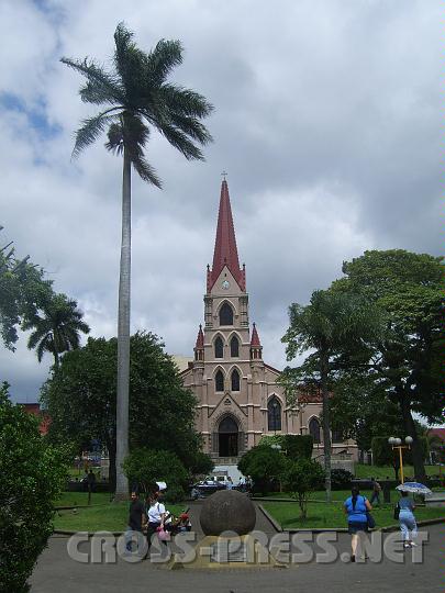 5-02 - San Jose.JPG - Eine der mysteriösen Steinkugeln vor der Kirche in San Jose.