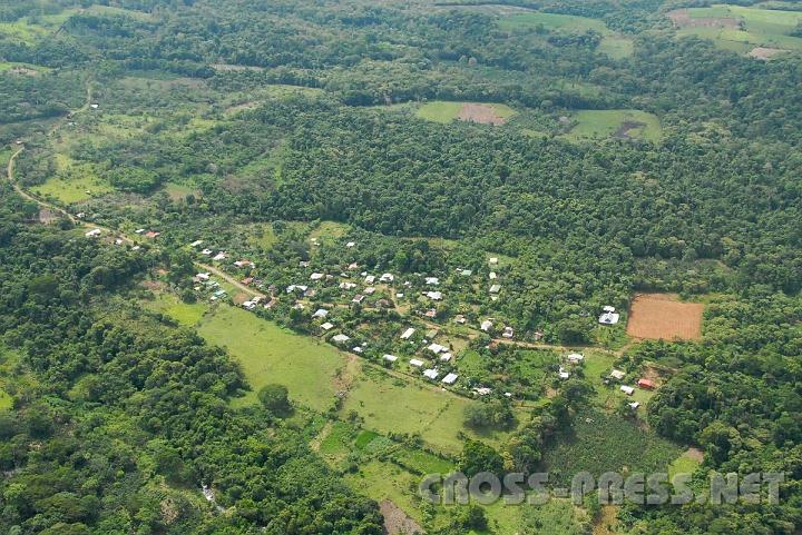 3-02 Luftbild.jpg - Finca Sonador (Longo Mai) befindet sich inmitten des costaricanischen Urwalds.   Hier die ungefähren Koordinaten bei Google Maps.   Das Klima ist tropisch, mit angenehmen 25°C das ganze Jahr hindurch.   Es gibt zwei Regenzeiten, in denen es etwas mehr regnet als sonst, doch in der Regel regnet es täglich ab Mittag.