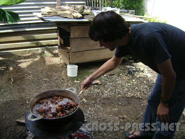 3-43b.JPG - Österreichische Zivis sind Selbstversorger. :) Hier werden Tamales (gefüllte Mais-Teigtaschen) gekocht.