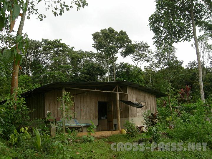 4-18 Zivihaus.JPG - Die Zivihütte der Österreicher Marke Eigenbau.  Zivildienstersatz in Longo Mai ist eine Mischung zw. Adventure, Survivaltraining, Entwicklungshilfe und Sozialdienst.