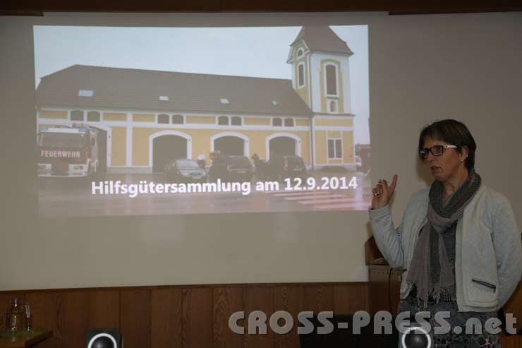 2014.11.12_20.36.07_01.jpg - Hermine Naderer, die Initiatorin des Arbeitskreises Ardagger, berichtet Ã¼ber den Beginn der Aktion und zeigt hier die Sammelstelle im Feuerwehrhaus St. Peter.