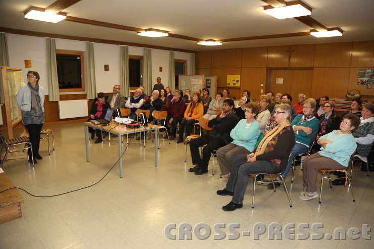 2014.11.12_20.37.21.jpg - Das interessierte Publikum im Pfarrsaal - darunter auch Pfarrer Peter Yeddanapalli.