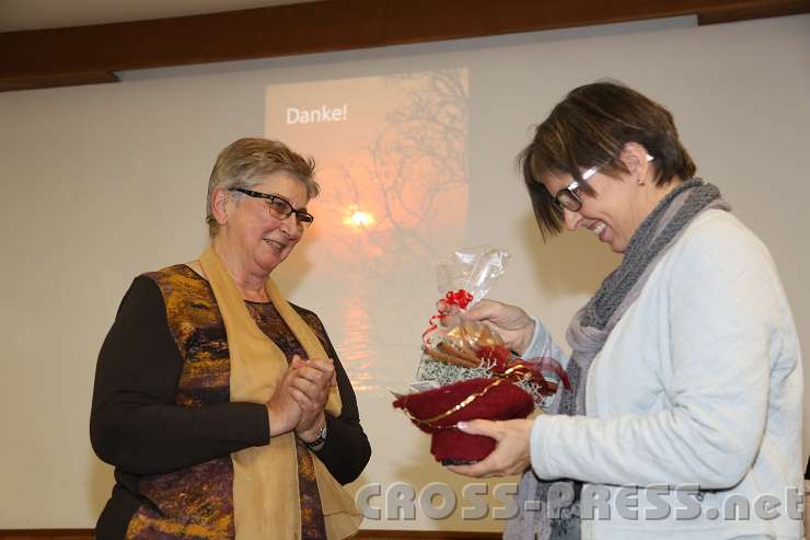 2014.11.12_22.19.34.jpg - Christa Kaindl Ã¼berreicht Hermi Naderer als DankeschÃ¶n ein kleines Geschenk.