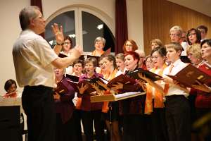 Benifizkonzert der Kirchenchöre für eine Schule in Indien Josef Schmid dirigierte den großen Weistracher Kirchenchor.