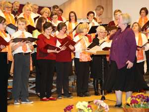 Benifizkonzert der Kirchenchöre für eine Schule in Indien Die Leiterin des Kirchenchors St.Peter, Marlies Tanzer.