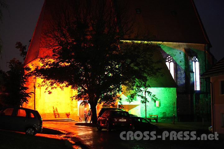 2011.05.27_21.51.00.jpg - Ernsthofen/Kanning: die Wolfgangkirche erstrahlte auch außen in wechselndem Licht. Licht, das die Nacht durchbricht, ist Symbol unserer Hoffnung und unseres österlichen Glaubens.