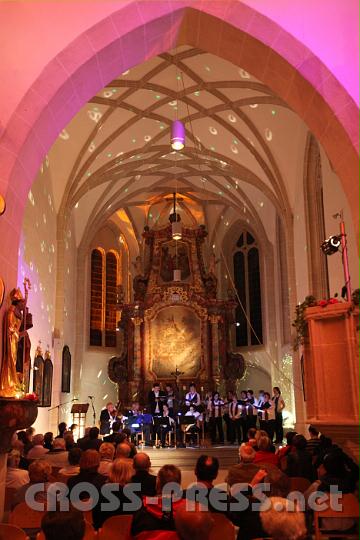 2011.05.27_22.38.38.jpg - In der herrlich akustischen "Wolfgangkirche" von Kanning konnte man bei stimmungsvollen Lichtvariationen wundervolle Musik und Gesang genießen.   Ganz auf eigene Initiative stellte die engagierte Pfarrmitarbeiterin Waltraud Pühringer Sänger und Musik zusammen.