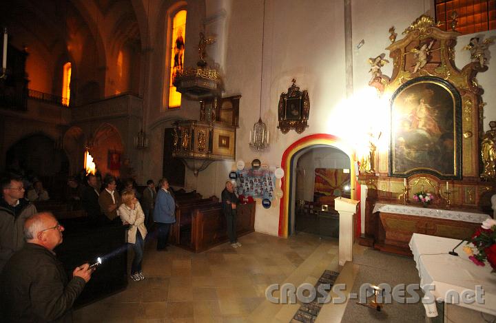 2011.05.27_23.19.30_b.jpg - Bei einer speziellen Kirchenführung nur mit Scheinwerferspot durch den ausgebildeten Kirchenführer Hans Wahl gab es viele besondere Details zu entdecken.