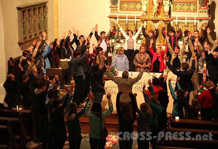 2011.05.27_23.44.47.jpg - Viele Kostbarkeiten, u.a. Kostbares Singen "Will die Nacht hernieder sinken" von Chor Musica Aspacensis unter der Leitung von Prof. Edgar Wolf und Kostbare Stille, Meditation und  Lichttanz, angeführt von Religionslehrerin Gertraud Sommer.