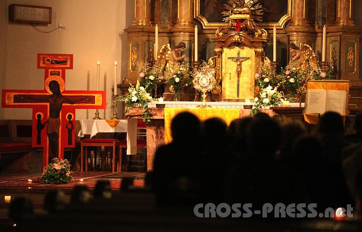 2011.05.28_00.25.31.jpg - Als Abschluss der "Langen Nacht der Kirche" gestalteten Kaplan P.Dominik Riegler und die Jugendgruppe der Pfarre die mitternächtliche Meditation und die Anbetung mit Liedern und Gebeten aus Taizé.