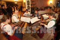 2009.12.06_16.24.29.jpg - Krippenausstellung mit heimeliger Stimmung wie in der Bauernstube, Stubenmusik gespielt vom ehem. Lehrer an der Musikschule und seinen damaligen Schlerinnen.