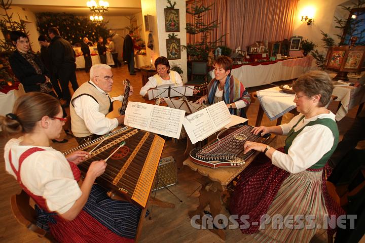 2009.12.06_16.24.29.jpg - Krippenausstellung mit heimeliger Stimmung wie in der Bauernstube, Stubenmusik gespielt vom ehem. Lehrer an der Musikschule und seinen damaligen Schlerinnen.