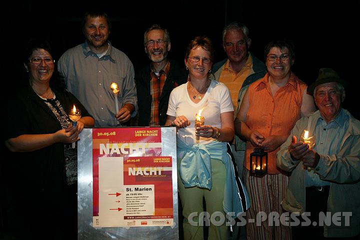 2008.05.30_22.21.38.JPG - Winklarns Pfarrer P. Leopold Muttenthaler kam mit seinen Besuchern und Pfarrangehrigen in einer Fackelprozession der Ybbs entlang zur "Langen Nacht" nach Amstetten.