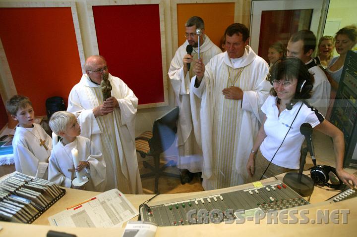 2008.09.06_11.32.44.JPG - Abt Berthold Heigl weiht Regie-Studio von Radio Maria. V.l.n.r.: Franz Schaupp, Pfarrer von Pggstall, geistlicher Begleiter des Studios, P.Andreas Schtzle, Programmdirektor, Tamara Huber, Moderatorin.