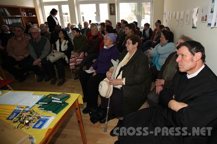 2010.02.20_15.43.12.jpg - Auch Abt Berthold folgt mit Interesse der Prsentation von Christoph Weiss und Christa Neugebauer.