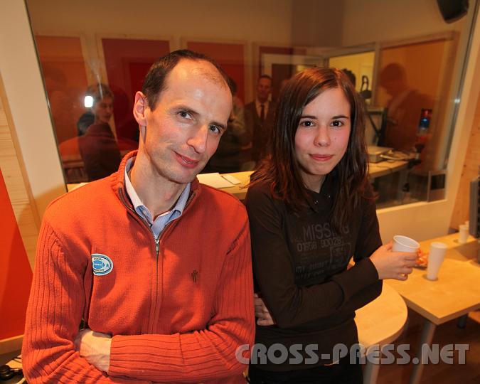 2010.02.20_16.23.00.jpg - Vater und Tochter informieren und strken sich...