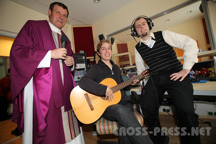 2010.02.20_15.08.03.jpg - Im Studio von Radio Maria Amstetten vor dem Mischpult: Abt Berthold Heigl, Dr. Luzia Hbner und Christoph Weiss.