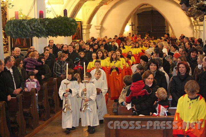 2010.12.12_11.04.48.jpg - Einzug der KISIS und der Ministranten.