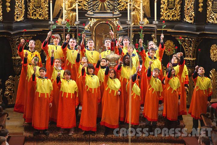 2010.12.12_11.52.13.jpg - Wo die Kisis hin kommen da blht die Wste, so wie hier die Rosen gem der Tageslesung von der Prophezeiung des Jesaia ber die blhende Wste.   Am Tag nach ihrer Musical-Auffhrung beim Hochamt in der Stiftskirche Seitenstetten.