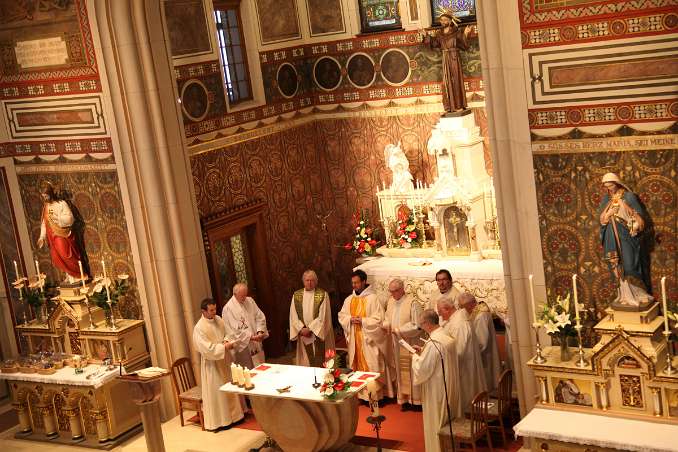 WiederEröffnung der KlosterKirche Acht Priester aus Amstetten und Umgebung konzelebrieren mit P.Oliver Ruggenthaler.