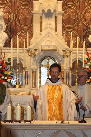 WiederErÃ¶ffnung der KlosterKirche Den Festgottesdienst zelebrierte P.Oliver Ruggenthaler, Provinzial der Franziskaner in Čsterreich.