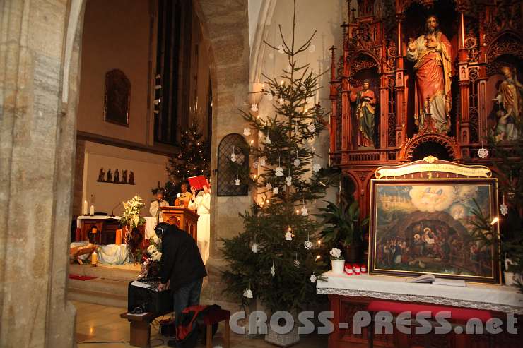 2014.01.07_17.59.32.jpg - P.Dominik las aus dem Evangelium nach Matthäus (Mt 2,1-12).Im Vordergrund: Christian mit Mobilstudio - Darstellung der Geburt Christi.