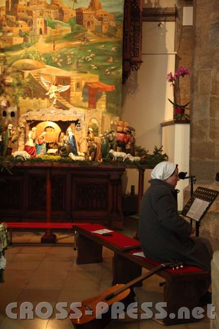 2014.01.07_18.00.47.jpg - Sr. Michaela mit ihrer Gitarre vor der Krippe in der Stadtpfarrkirche St.Stephan.