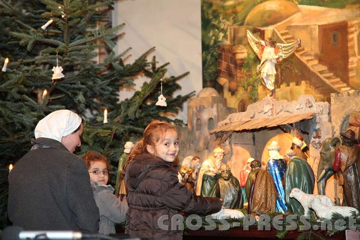 2014.01.07_18.12.36.jpg - Besuch beim Jesuskind:  "Wir treffen uns bei der Krippe: dort, wo Gott Mensch geworden ist, fangen bei Ihm an und sagen: 'Herr, rüste uns aus mit Deiner Gnade, mit Deinem Licht und Deiner Freude für alles, was wir tun.'", so Andreas Schätzle in seiner Predigt. - Die Kleinen dürfen hier auch Schafe streicheln.