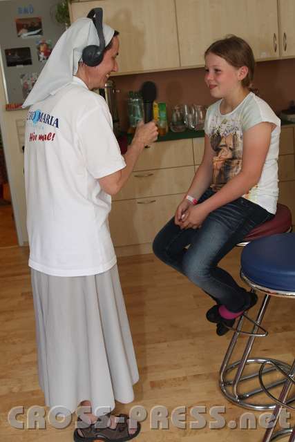 2014.06.18_14.52.03.jpg - Kinder im Interview: "Was ist deine Lieblingssendung ?", fragt Studioleiterin Sr. Michaela.