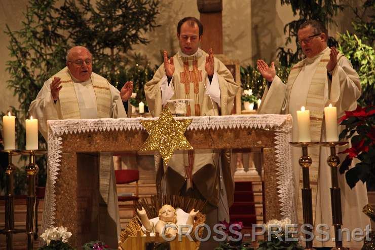 2015.01.07_18.24.54.JPG - Dechant Franz Schaupp,  Kaplan Christoph Weiss und Dechant Herbert Döller bei der Dreikönigsmesse in Amstetten Herz Jesu.